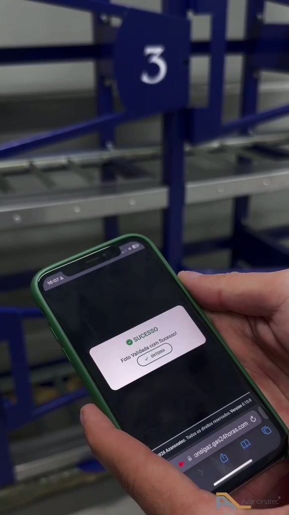Cliente utilizando o celular diante da estação GÁS 24 HORAS